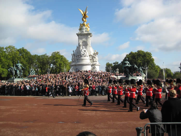 guard-london-marching