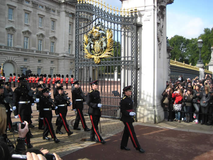 soldier-marching-buckingham-palace