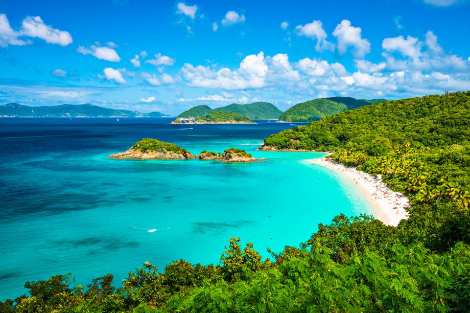 Picture of a turquoise ocean in the US Virgin Islands.