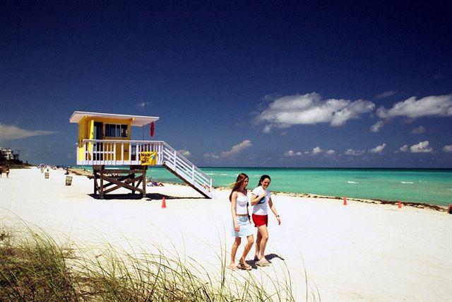 two-girls-walking-on-beach